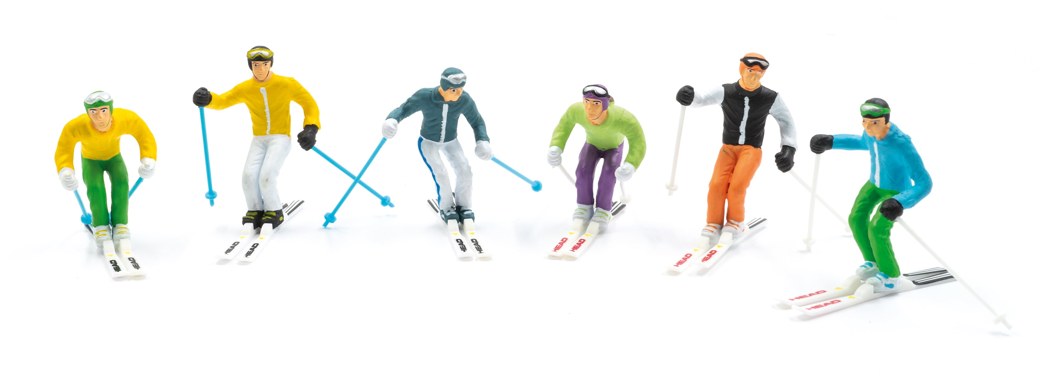 Figurines sitting with skis